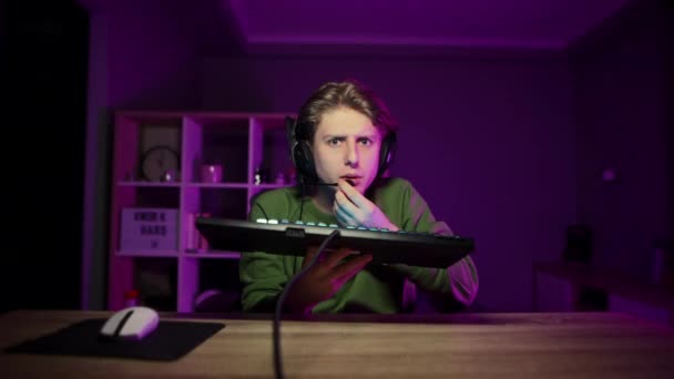 Jucătorul Furios Tastatură Mâini Înfurie Noaptea Într Cameră Lumină Violet — Videoclip de stoc