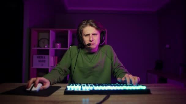 Pria Gamer Marah Bermain Video Game Komputer Rumah Malam Hari — Stok Video