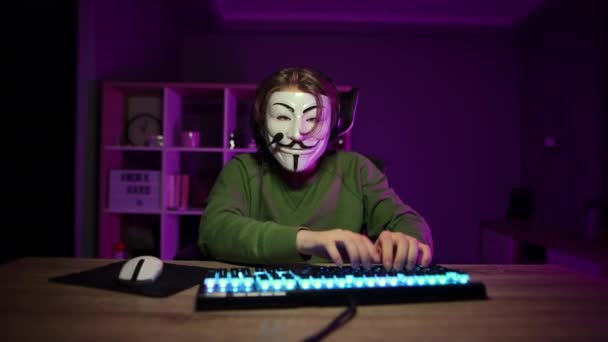 Glada Spelare Streamer Mask Guy Fawkes Spelar Online Spel Och — Stockvideo