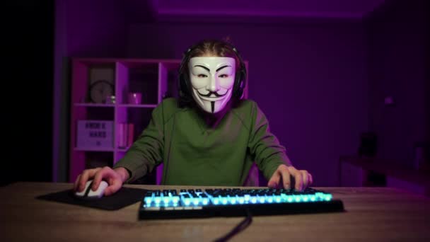 Hacker Máscara Guy Fawke Utiliza Una Computadora Una Habitación Con — Vídeos de Stock