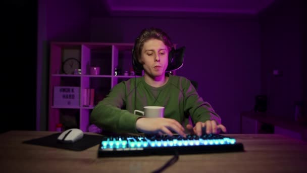 Portret Van Een Vermoeide Gamer Een Headset Met Een Kopje — Stockvideo