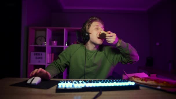 Tânărul Într Set Cască Folosește Computer Noaptea Mănâncă Pizza Livrare — Videoclip de stoc
