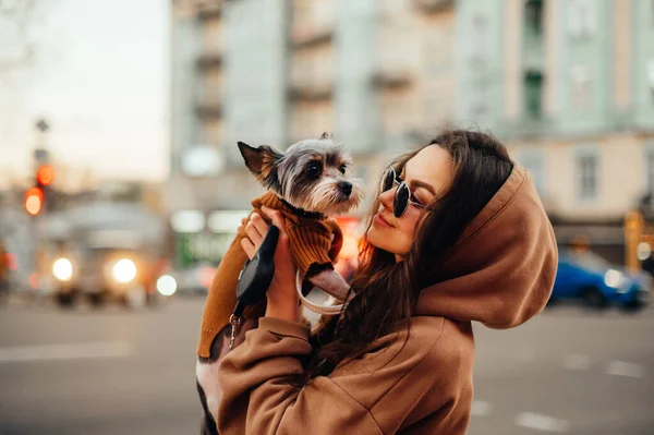 Retrato Cerca Una Elegante Mujer Caucásica Con Sombras Sudadera Con —  Fotos de Stock