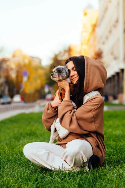 Vertikalt Porträtt Glad Kvinnlig Hund Ägare Med Slutna Ögon Casual — Stockfoto