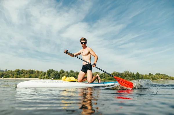 Muskulös Atletisk Man Solglasögon Aktivt Rodd Med Åra Sitter Sup — Stockfoto