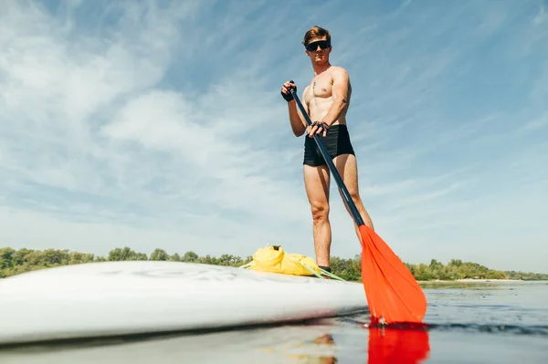 Hombre Atlético Gafas Sol Nada Una Tabla Sup Estanque Paletas — Foto de Stock