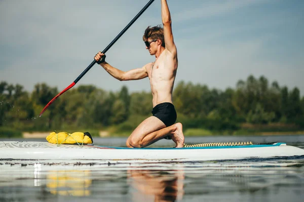 Bonito Homem Musculoso Óculos Sol Pás Lago Uma Prancha Jantar — Fotografia de Stock