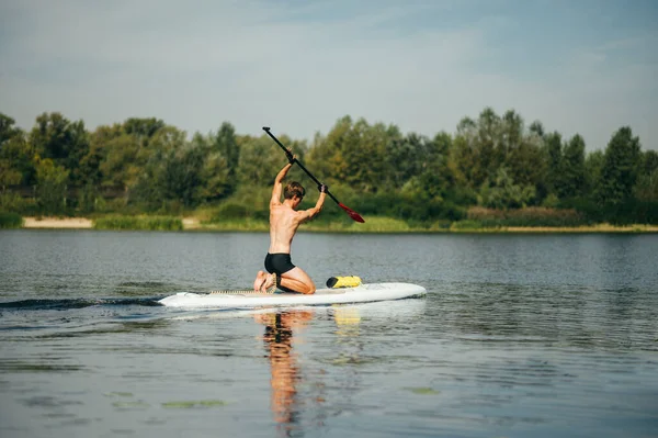 Sportowy Młodzieniec Siedzi Desce Aktywnie Wiosłuje Pływa Rzece Aktywny Wypoczynek — Zdjęcie stockowe