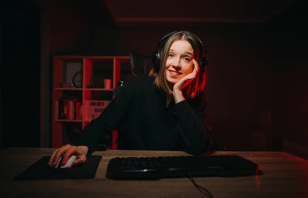 Pozytywny Gracz Kobieta Siedzi Nocy Domu Przy Komputerze Sypialni Czerwonym — Zdjęcie stockowe