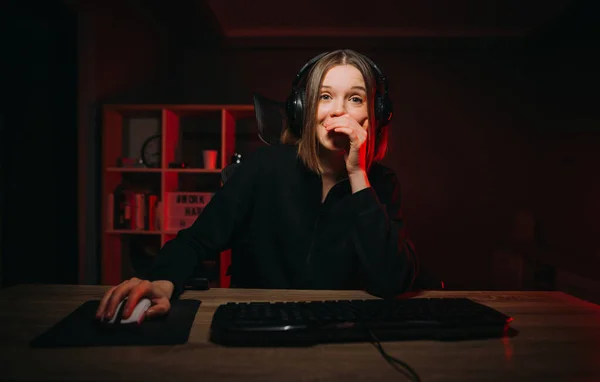 Χαρούμενη Γυναίκα Που Παίζει Online Παιχνίδια Στο Σπίτι Στον Υπολογιστή — Φωτογραφία Αρχείου