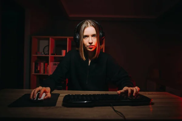 Συγκεντρωμένη Νεαρή Γυναίκα Gamer Παίζει Online Παιχνίδια Στο Σπίτι Στον — Φωτογραφία Αρχείου