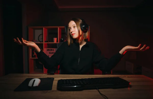 Μπερδεμένη Γυναίκα Κάθεται Έναν Υπολογιστή Gamer Ακουστικά Μπερδεμένο Και Ρίχνει — Φωτογραφία Αρχείου