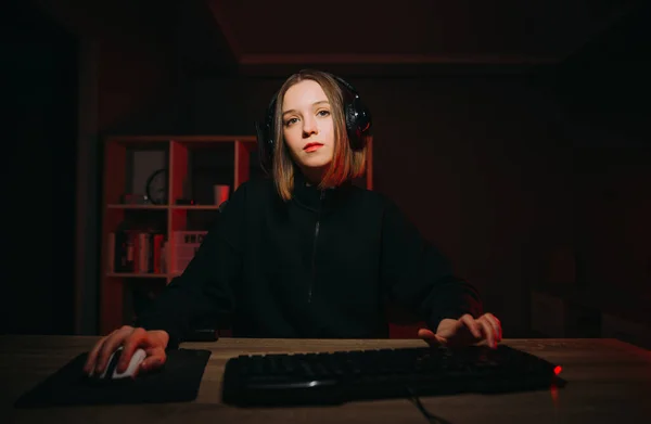 Ελκυστική Νεαρή Γυναίκα Casual Ρούχα Κάθεται Νύχτα Στον Υπολογιστή Ακουστικά — Φωτογραφία Αρχείου