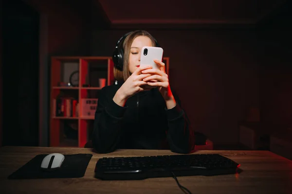 Gamer Fêmea Fones Ouvido Senta Computador Noite Usa Smartphone Durante — Fotografia de Stock