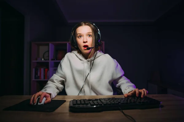 Shocked Female Gamer Playing Home Computer Headphones Looking Camera Surprise — Stock Photo, Image