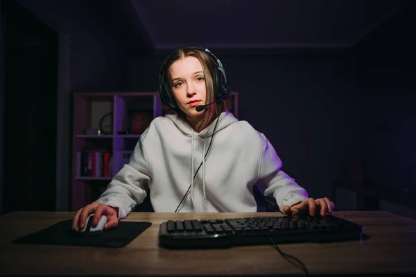 Aantrekkelijke Vrouwelijke Gamer Een Headset Haar Hoofd Speelt Spelletjes Thuis — Stockfoto