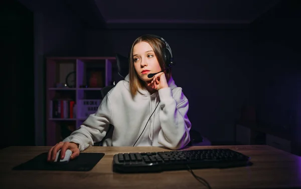 Kulaklıklı Sakin Bir Kadın Evde Bilgisayar Başında Oturuyor Geceleri Online — Stok fotoğraf
