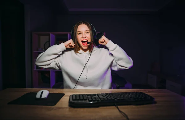 Joyful Beautiful Female Gamer Won Online Game Rejoices Raised Hand — Stock Photo, Image