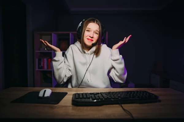 Retrato Uma Mulher Perplexa Com Capuz Branco Jogando Jogos Online — Fotografia de Stock