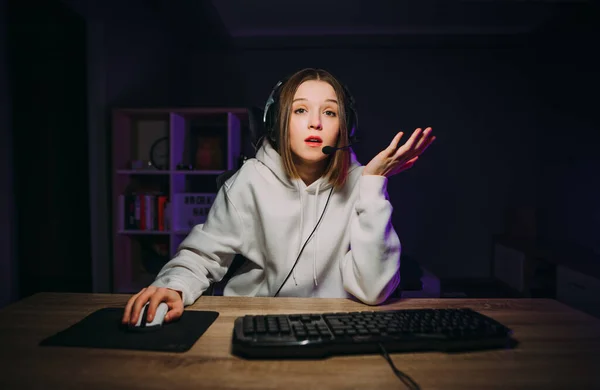 Überraschte Spielerin Weißer Freizeitkleidung Und Headset Spielt Online Computerspiele Schlafzimmer — Stockfoto