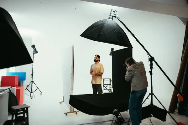 Femme Photographe Professionnel Fait Une Séance Photo Pour Homme Élégant — Photo