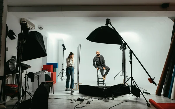 Femme Photographe Homme Barbu Mannequin Travaillant Dans Studio Photo Sur — Photo