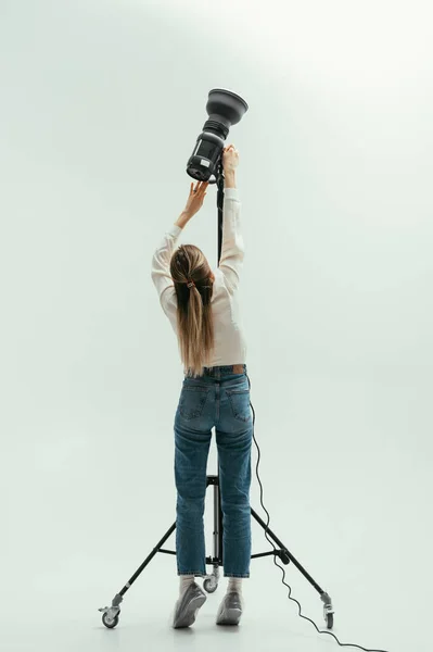 Femme Photographe Dans Studio Photo Ajuste Lumière Avec Réflecteur Sur — Photo