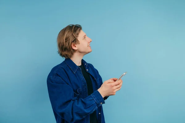 Ein Gutaussehender Typ Mit Langen Haaren Steht Mit Einem Smartphone — Stockfoto