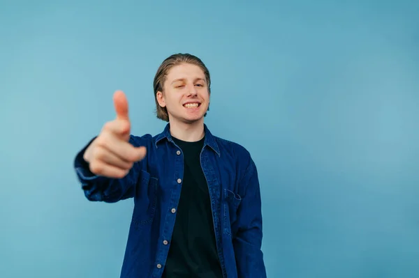 Ragazzo Allegro Con Sorriso Sul Viso Una Camicia Blu Mostra — Foto Stock