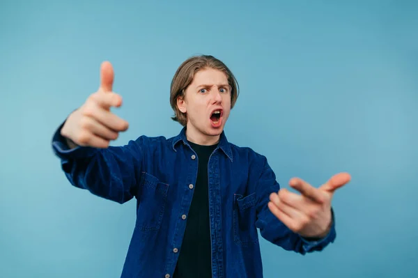 Cara Emocional Uma Camisa Azul Olha Agressivamente Para Câmera Mostra — Fotografia de Stock