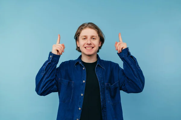 Positiver Junger Mann Legerer Kleidung Steht Auf Blauem Grund Mit — Stockfoto