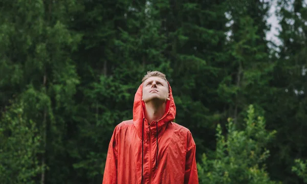 Retrato Jovem Turista Uma Capa Chuva Vermelha Fica Chuva Nas — Fotografia de Stock