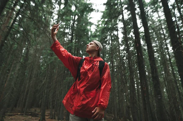 Homem Capa Chuva Vermelha Fica Uma Floresta Coníferas Espessa Uma — Fotografia de Stock
