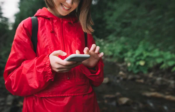 Щаслива Дівчина Під Червоним Дощем Використовує Смартфон Гірській Прогулянці Лісі — стокове фото