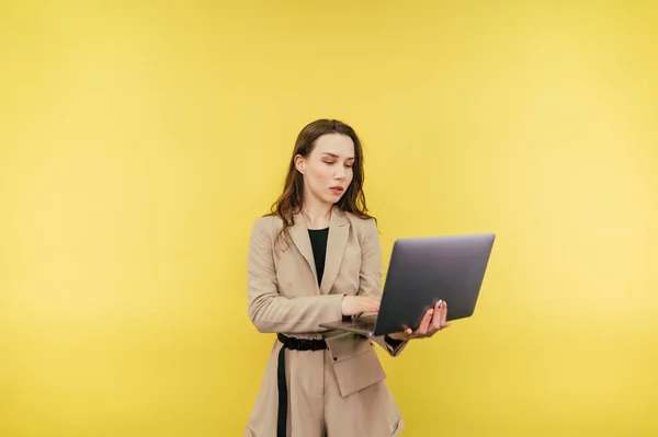 Mujer Atractiva Concentrada Traje Que Trabaja Ordenador Portátil Sobre Fondo — Foto de Stock