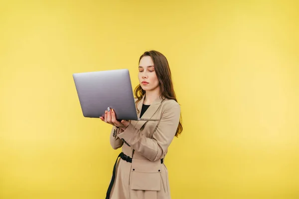 Όμορφη Γυναίκα Smart Casual Ρούχα Που Εργάζονται Φορητό Υπολογιστή Κίτρινο — Φωτογραφία Αρχείου