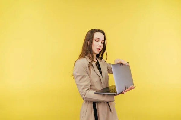 Affärskvinna Beige Kostym Öppnar Bärbar Dator För Att Arbeta Med — Stockfoto