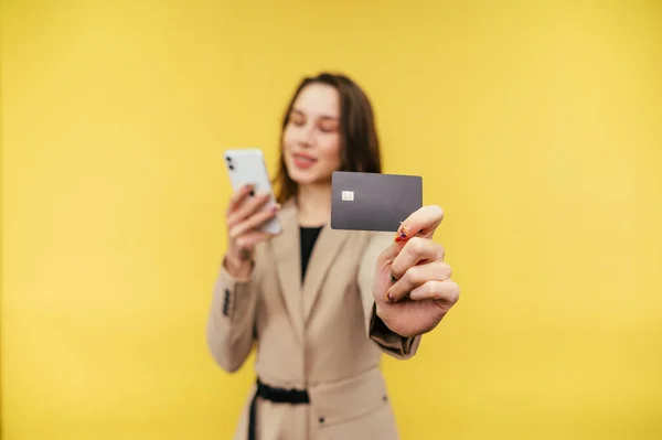 Donna Uno Sfondo Giallo Con Uno Smartphone Mano Mostra Carta — Foto Stock