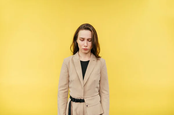 Portret Van Een Overstuur Dame Een Beige Pak Staat Een — Stockfoto