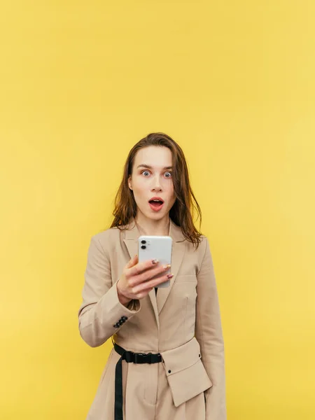 Retrato Uma Senhora Chocada Terno Com Smartphone Suas Mãos Fundo — Fotografia de Stock