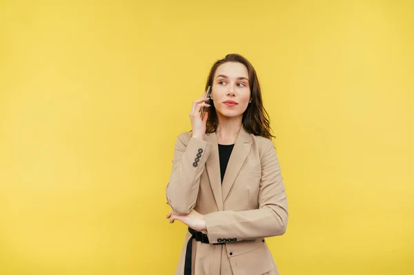 Akıllı Elbiseli Güzel Kadın Çalışan Telefonla Iletişim Kuruyor Sarı Arka — Stok fotoğraf
