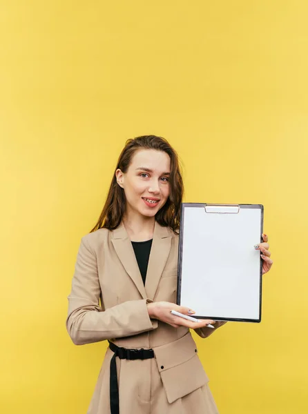 Femme Affaires Positive Tenant Une Tablette Avec Une Feuille Blanche — Photo