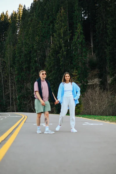 Foto Abstrata Borrada Foco Floresta Casal Homem Mulher Andando Estrada — Fotografia de Stock