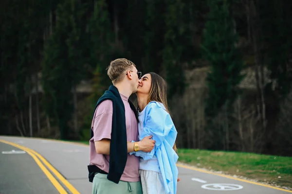 Joven Pareja Hermosa Hombre Mujer Pie Camino Las Montañas Sobre —  Fotos de Stock