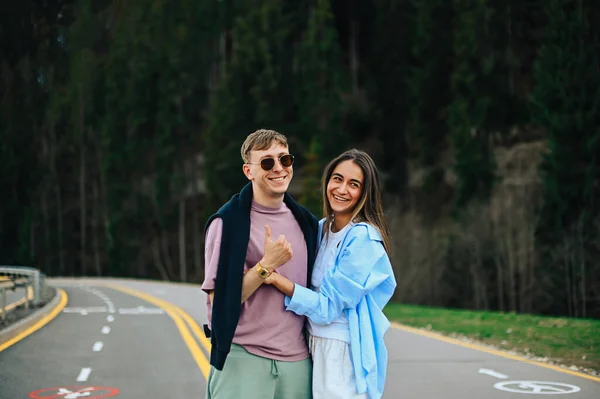 Retrato Pareja Feliz Enamorada Ropa Elegante Carretera Contra Telón Fondo —  Fotos de Stock