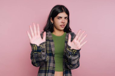 Şüpheci bir ifadeyle genç bir kadın reddederek el ele tutuşuyor..