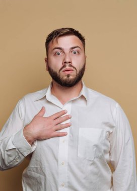 Beyaz gömlekli adam şaşırmış görünüyor..