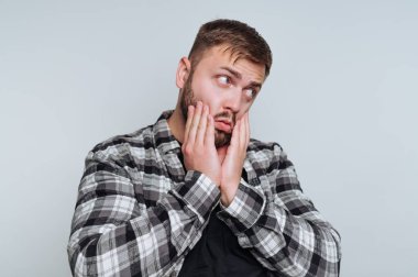 Ekose gömlekli adam kafası karışmış, dokunaklı yüz..