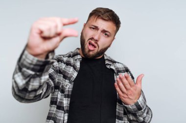 Ekose gömlekli bir adam, parmakları küçük boy..