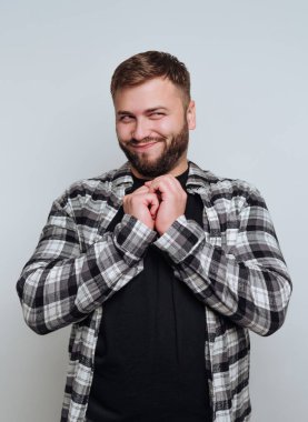 Yaramaz gülüşlü ve elleri ekose gömlekli bir adam..